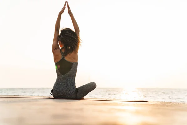 Foto Una Deportista Morena Chándal Sentada Muelle Practicando Yoga Junto — Foto de Stock