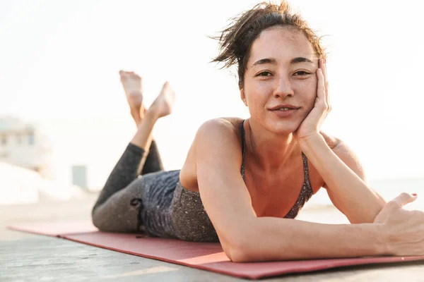 Eşofmanlı Güzel Bir Sporcunun Sabah Yoga Yaparken Spor Minderinde Dinlendiği — Stok fotoğraf