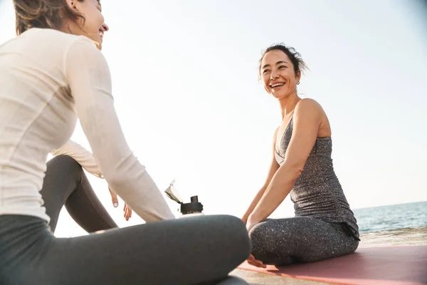 Bild Zufriedener Fitness Frauen Sportlicher Kleidung Die Morgens Auf Yogamatten — Stockfoto