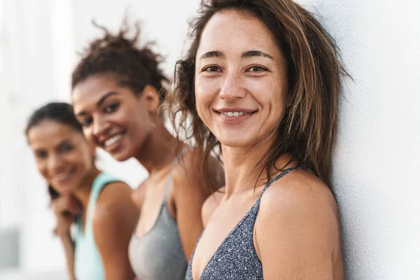 Foto Primer Plano Las Deportistas Multiétnicas Sanas Chándales Sonriendo Cámara —  Fotos de Stock