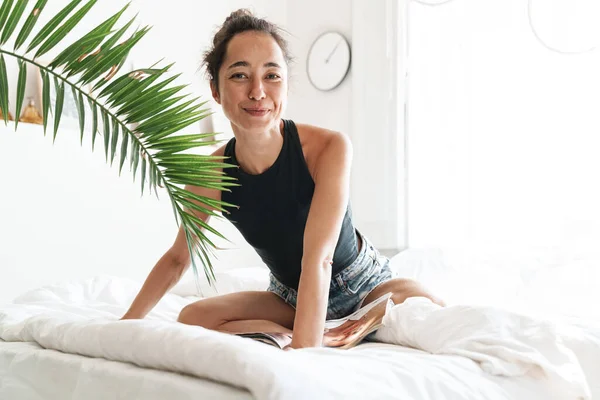 Retrato Mujer Caucásica Ropa Verano Sonriendo Mientras Lee Revista Cama — Foto de Stock