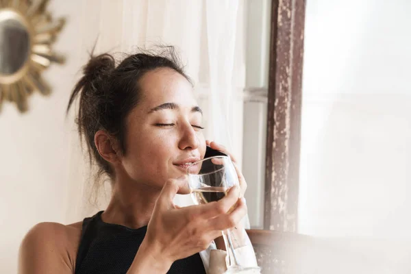 Portret Van Een Mooie Vrouw Zomer Kleding Praten Smartphone Het — Stockfoto