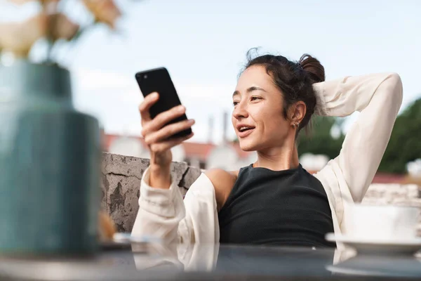 Portré Boldog Barna Alkalmi Ruhák Gazdaság Smartphone Kávézás Közben Pihen — Stock Fotó