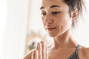 Evde meditasyon yapan, konsantre olmuş, güçlü bir kadın görüntüsü. Sakin ol..