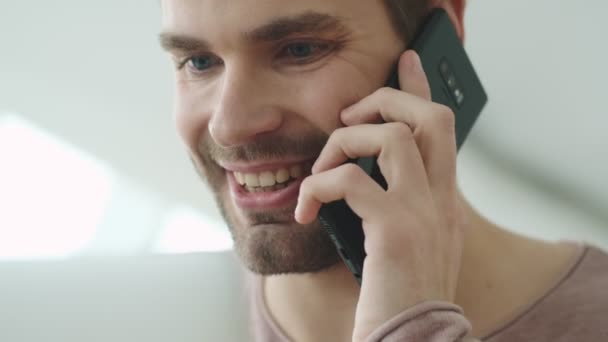 Una Vista Cerca Joven Barbudo Sonriente Feliz Está Hablando Teléfono — Vídeo de stock