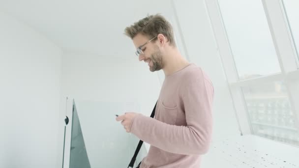 Uma Visão Lateral Jovem Homem Barbudo Sorrindo Usando Óculos Roupas — Vídeo de Stock