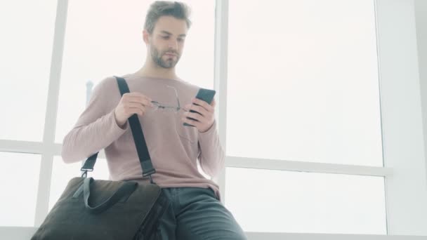 Joven Barbudo Tranquilo Con Gafas Ropa Casual Está Mirando Teléfono — Vídeos de Stock