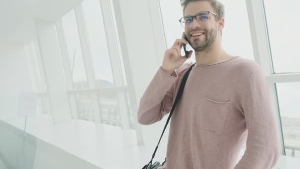 Ein Attraktiver Junger Bärtiger Mann Mit Brille Spricht Auf Seinem — Stockvideo