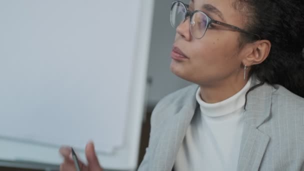 オフィスの屋内で驚くべき楽観的なアフリカの若いビジネス女性 — ストック動画