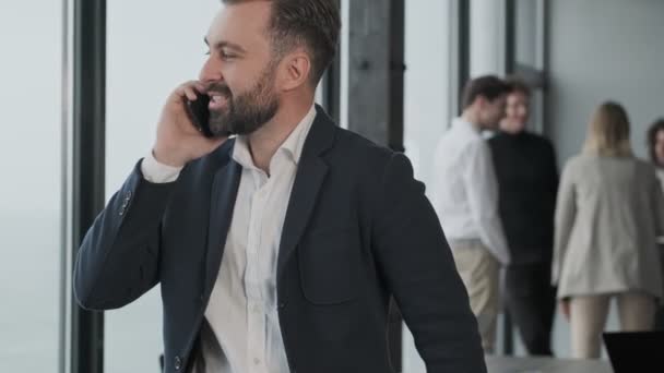 Beau Jeune Homme Affaires Heureux Intérieur Dans Bureau Parler Par — Video