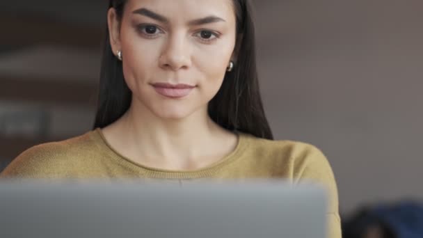 Ofisteki Genç Olumlu Kadınlarının Dizüstü Bilgisayar Kullanması Oldukça Memnun Edici — Stok video