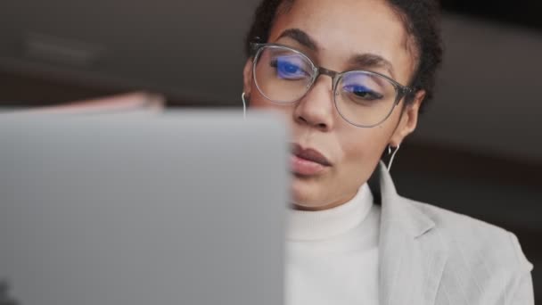 Erstaunlich Konzentrierte Junge Geschäftsfrau Aus Afrika Büro Mit Laptop — Stockvideo