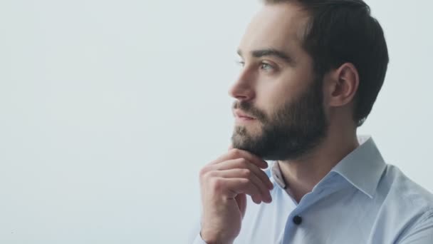 Beau Concentré Jeune Homme Affaires Intérieur Dans Pensée Bureau — Video