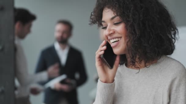 Increíble Alegre Africana Joven Mujer Negocios Interior Oficina Hablando Por — Vídeo de stock