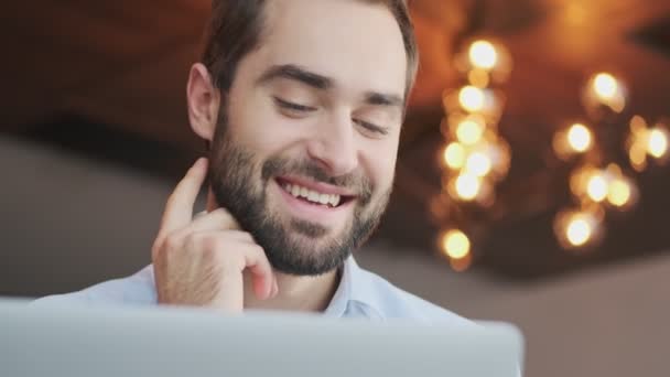 Guapo Alegre Joven Hombre Negocios Interior Oficina Con Ordenador Portátil — Vídeos de Stock