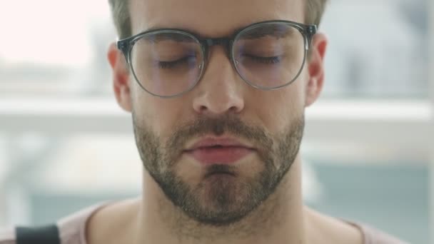 Jovem Homem Barbudo Calmo Usando Óculos Está Abrindo Olhos Enquanto — Vídeo de Stock