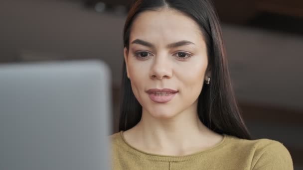 Ofiste Dizüstü Bilgisayar Kullanan Oldukça Konsantre Genç Bir Kadını — Stok video