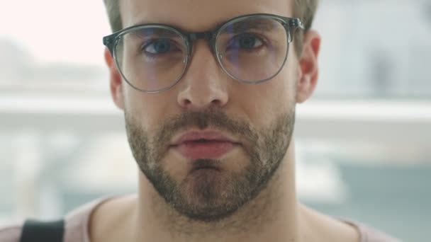 Gözlüklü Genç Ciddi Bir Sakallı Adam Pencerenin Yanında Dikilirken Kameraya — Stok video