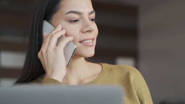 Vrij Tevreden Jonge Zakenvrouw Binnen Kantoor Met Behulp Van Laptop — Stockvideo