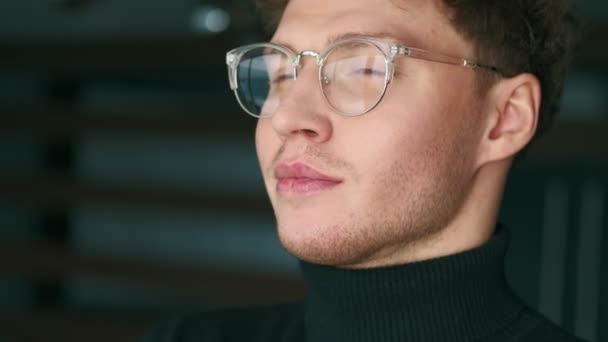 Ofisteki Yakışıklı Genç Adamı Yana Bakıyor — Stok video
