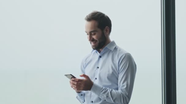 Guapo Alegre Complacido Joven Hombre Negocios Interior Oficina Utilizando Teléfono — Vídeo de stock