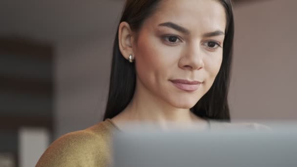 Destul Concentrată Tânără Femeie Afaceri Interior Birou Folosind Laptop — Videoclip de stoc