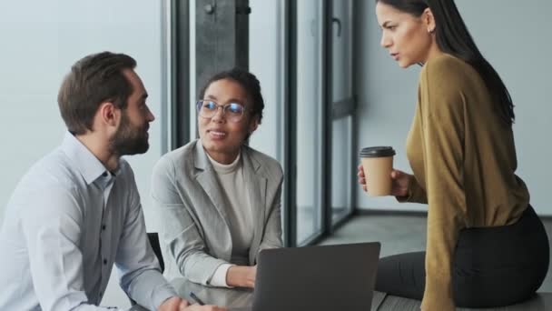 Jeunes Collègues Optimistes Joyeux Parlant Entre Eux Bureau — Video