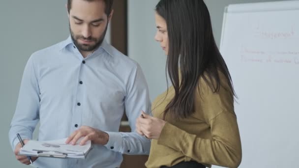 Jovens Colegas Conversando Escritório Segurando Documentos Gráficos — Vídeo de Stock