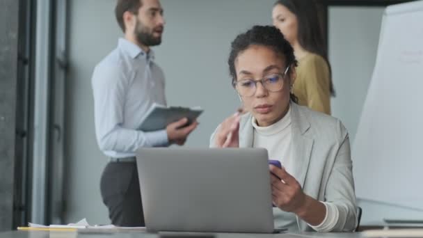 Amazing Concentrated African Young Business Woman Indoors Office Using Laptop — Stock Video