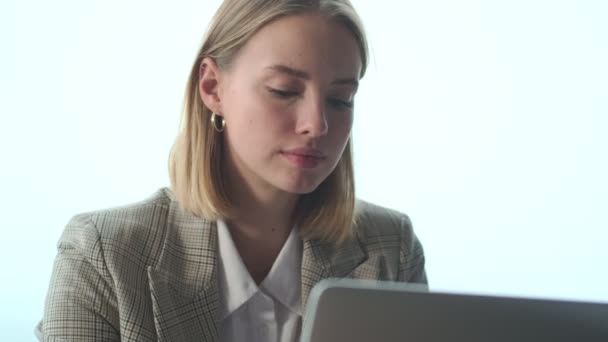 Bastante Concentrado Rubia Joven Mujer Negocios Interior Oficina Utilizando Ordenador — Vídeo de stock