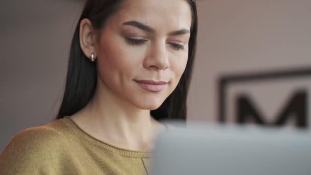 Ofiste Dizüstü Bilgisayar Kullanan Oldukça Konsantre Genç Bir Kadını — Stok video