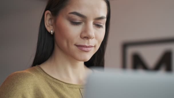 Mujer Negocios Joven Bastante Concentrada Interior Oficina Usando Computadora Portátil — Vídeos de Stock