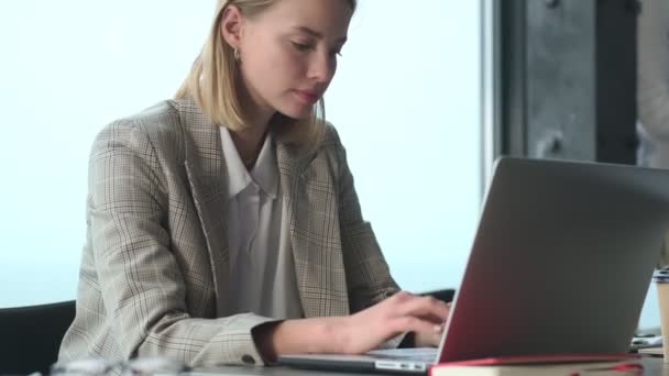 Incroyable Concentré Blonde Jeune Femme Affaires Intérieur Dans Bureau Utilisant — Video