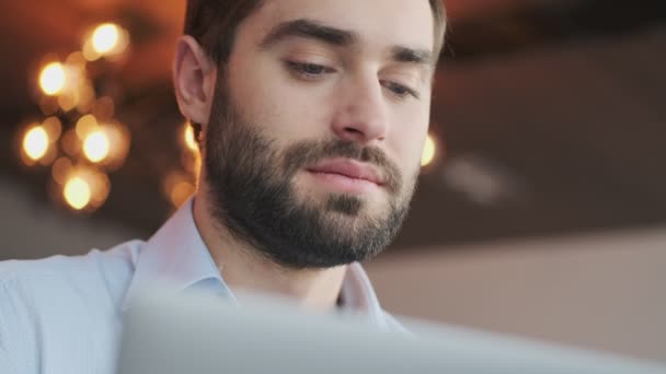 Schöner Lächelnder Junger Geschäftsmann Drinnen Büro Mit Laptop — Stockvideo