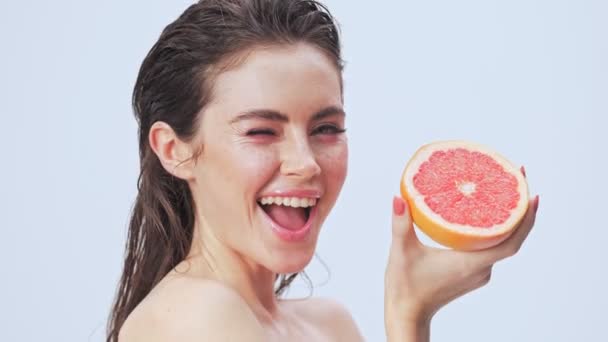 Krásná Mladá Polonahá Žena Mokrými Vlasy Pózuje Zatímco Drží Grapefruit — Stock video