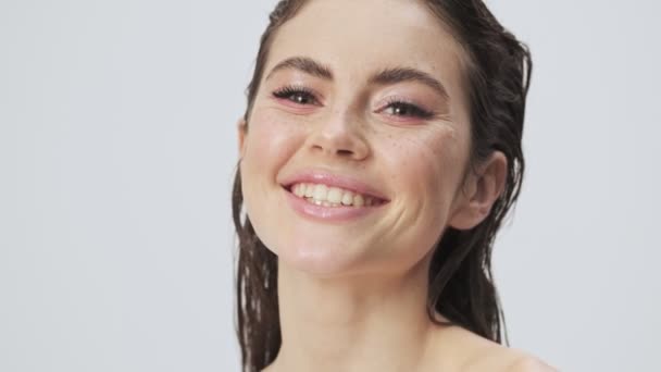 Widok Bliska Radosnej Młodej Półnagiej Kobiety Mokrymi Włosami Śmieje Się — Wideo stockowe