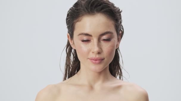 Una Giovane Affascinante Donna Mezza Nuda Con Capelli Bagnati Posa — Video Stock