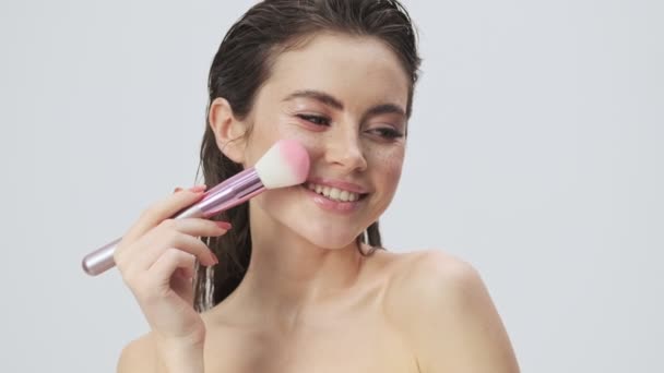 Glad Ung Halvnaken Kvinna Med Vått Hår Applicerar Makeup Med — Stockvideo