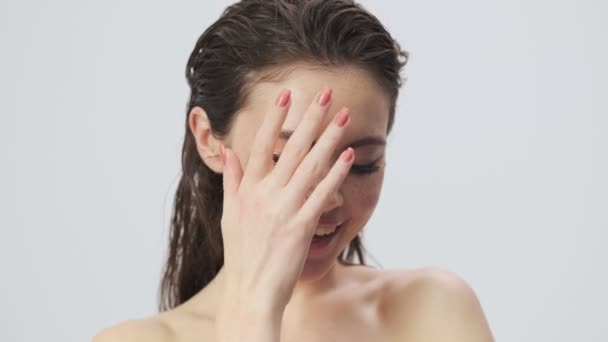 Güzel Yarı Çıplak Islak Saçlı Bir Kadın Stüdyoda Açık Mavi — Stok video