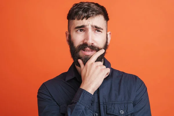 Image Gros Plan Homme Sérieux Avec Des Bijoux Nez Portant — Photo