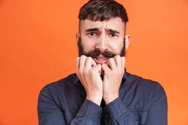 Image Gros Plan Homme Coincé Avec Des Bijoux Nez Portant — Photo