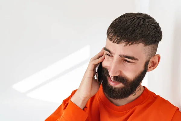Image Young Bearded Man Nose Jewelry Wearing Orange Shirt Talking — Stock Photo, Image