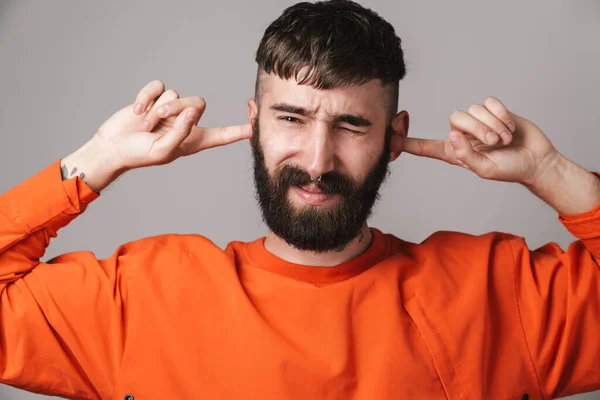 Beeld Van Jonge Man Met Baard Met Neus Sieraden Dragen — Stockfoto