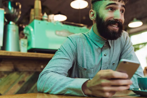 Attraente Sorridente Giovane Uomo Barbuto Indossare Camicia Utilizzando Telefono Cellulare — Foto Stock