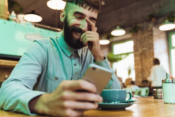 Attraente Sorridente Giovane Uomo Barbuto Indossare Camicia Utilizzando Telefono Cellulare — Foto Stock