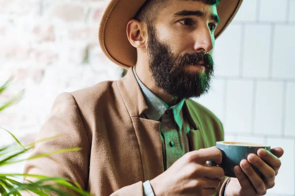 Изображение Привлекательного Стильного Молодого Человека Шляпе Пьющего Чай Чашки Кафе — стоковое фото