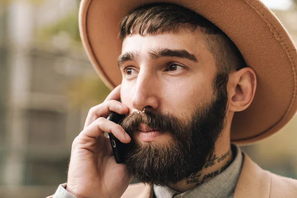Изображение Привлекательного Стильного Молодого Человека Шляпе Разговаривающего Сотовому Телефону Время — стоковое фото