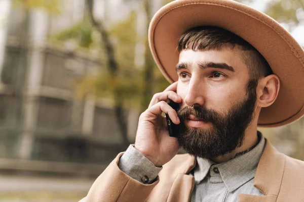 Изображение Привлекательного Стильного Молодого Человека Шляпе Разговаривающего Сотовому Телефону Время — стоковое фото
