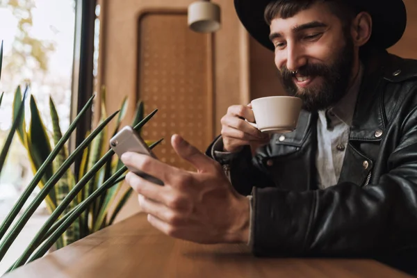 Photo Handsome Happy Man Wearing Hat Using Smartphone Smiling While — Stock Photo, Image