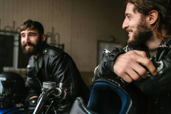 Fotografia Brodatych Radosnych Mężczyzn Rowerzystów Mówiących Uśmiechających Się Siedząc Rowerach — Zdjęcie stockowe